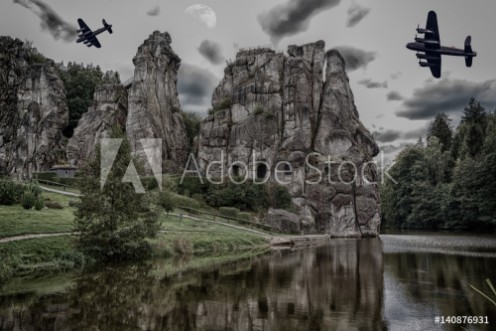 Picture of Zwei alte Kampfflugzeuge fliegen ber den  Externsteine